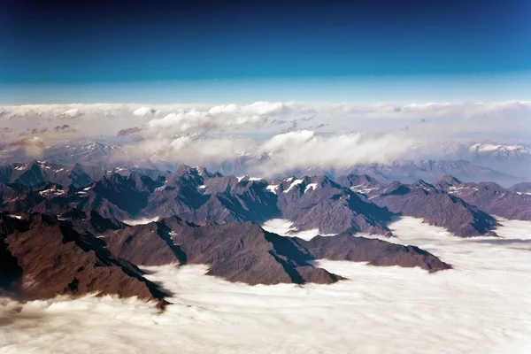 Όμορφη θέα από το αεροσκάφος προς τα βουνά από το himalay — Φωτογραφία Αρχείου
