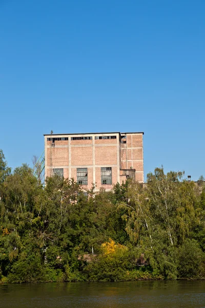 Oud verlaten industrieel gebouw — Stockfoto
