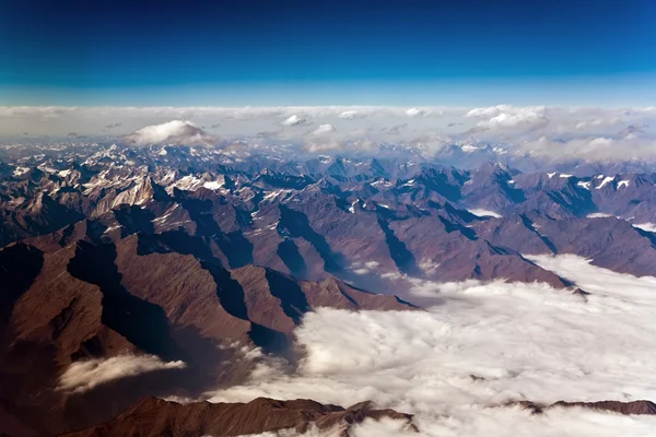 Schöne Aussicht aus dem Flugzeug auf die Berge des Himalaya — Stockfoto