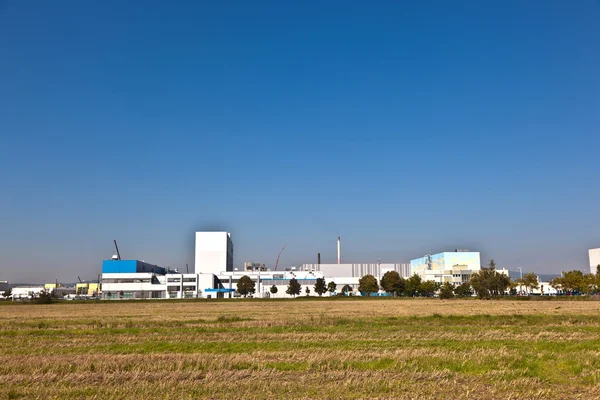 Edifici di un parco industriale in un bellissimo paesaggio — Foto Stock