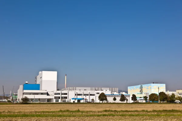 Edificios de un parque industrial en un hermoso paisaje — Foto de Stock