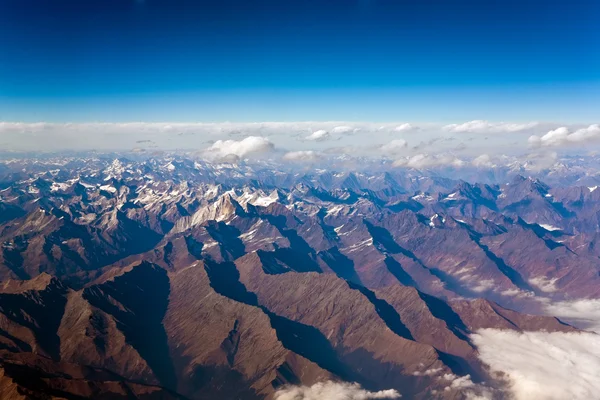 Hermosa vista desde el avión a las montañas del Himalay — Foto de Stock