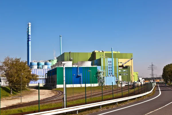 Centrale elettrica di un parco industriale in un bellissimo paesaggio — Foto Stock