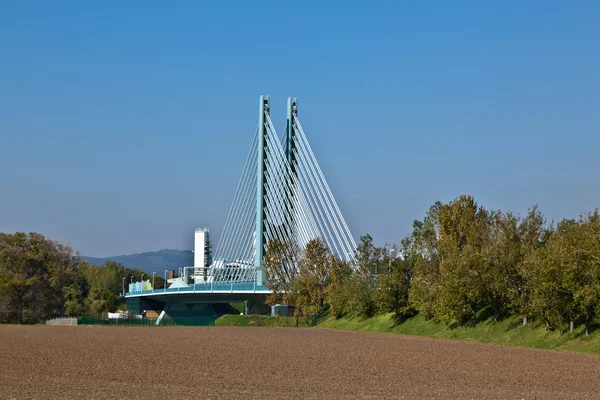 Мост индустриального парка в красивом ландшафте — стоковое фото