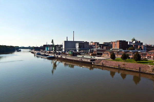 Vecchio edificio industriale sul fiume — Foto Stock