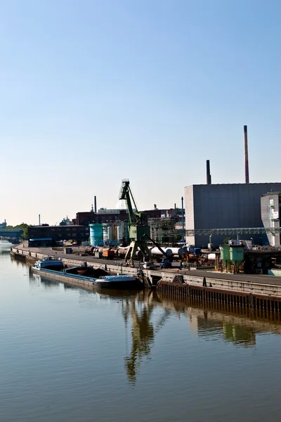 Oude industrieel gebouw aan de rivier — Stockfoto