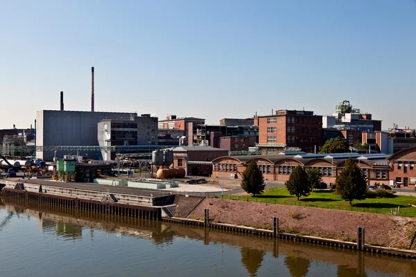 Edifício industrial velho no rio — Fotografia de Stock