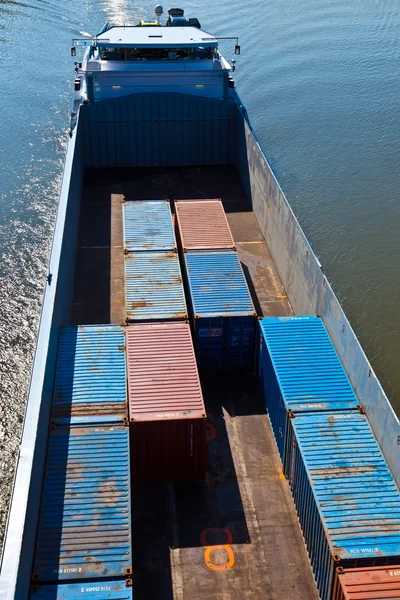 Fartyg på floden transporter container — Stockfoto