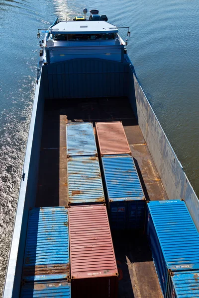 Nave en contenedores de transporte fluvial — Foto de Stock