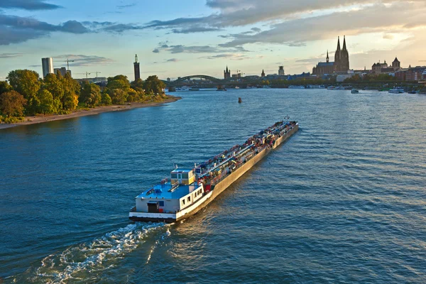 Navio de carga no rio Reno por Colónia na Alemanha — Fotografia de Stock
