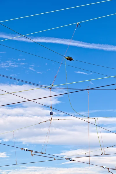 Контактная сеть с голубым небом — стоковое фото