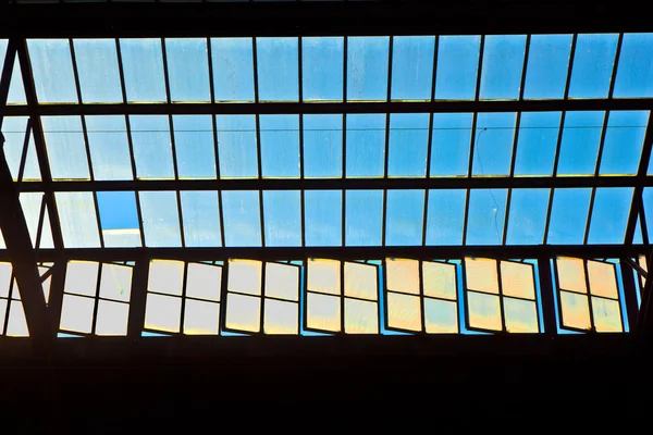 Treinstation in wiesbaden, glas van dak geeft een mooie harmo — Stockfoto