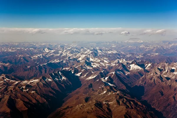 Όμορφη θέα από το αεροσκάφος προς τα βουνά από το himalay — Φωτογραφία Αρχείου