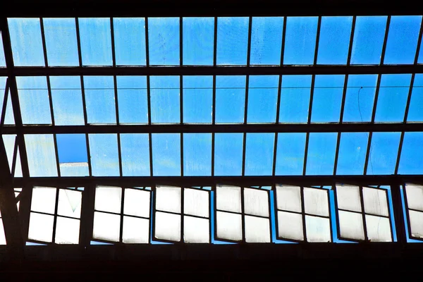 Stacja metra w wiesbaden, szklanym dachem daje piękny spo — Zdjęcie stockowe