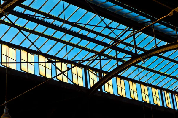 Treinstation in wiesbaden, glas van dak geeft een mooie harmo — Stockfoto