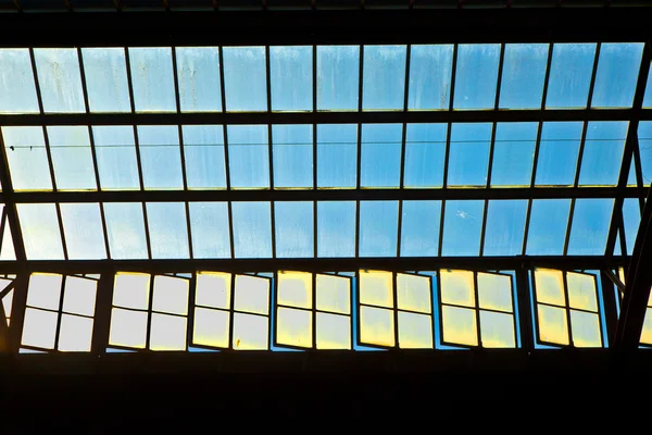Trainstation a Wiesbaden, vetro del tetto dà una bella harmo — Foto Stock