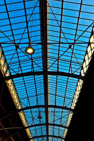 Trainstation in Wiesbaden, glass of roof gives a beautiful harmo — Stock Photo, Image