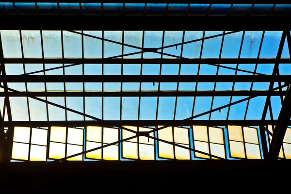 Stacja metra w wiesbaden, szklanym dachem daje piękny spo — Zdjęcie stockowe