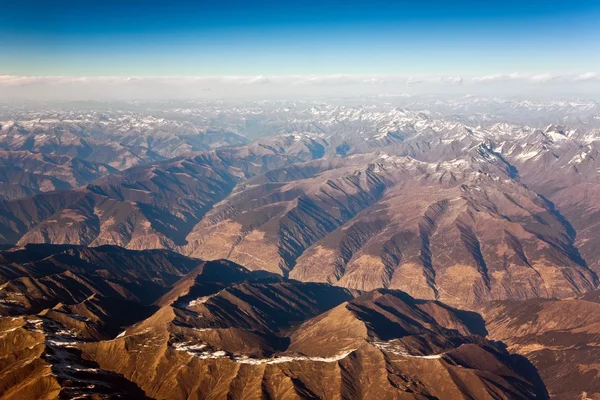Bella vista dal velivolo alle montagne dell'Himalay — Foto Stock