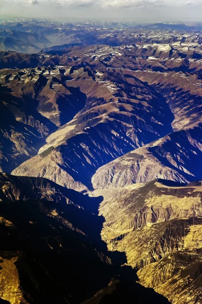 Belle vue de l'avion vers les montagnes de l'Himalay — Photo