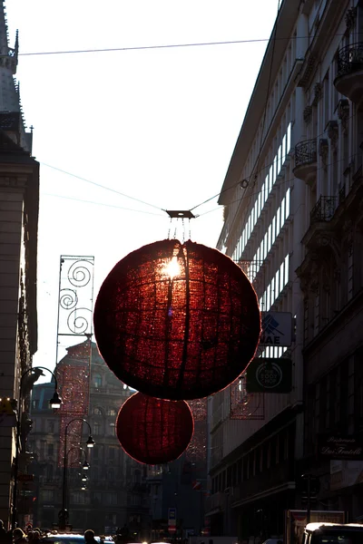 Ulice jsou vyzdobeny červenými Vánoční cetka ozdoby — Stock fotografie