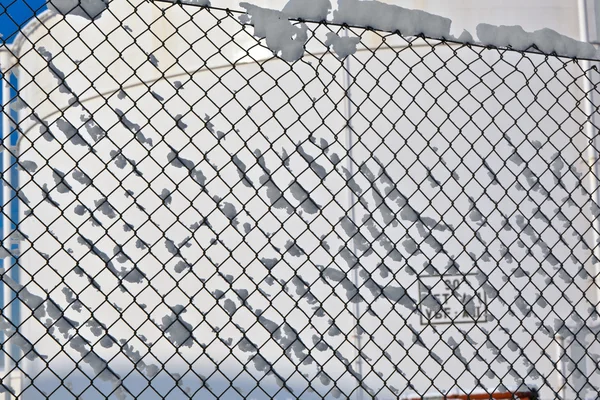 Serbatoi bianchi in vasca fattoria con neve in inverno — Foto Stock