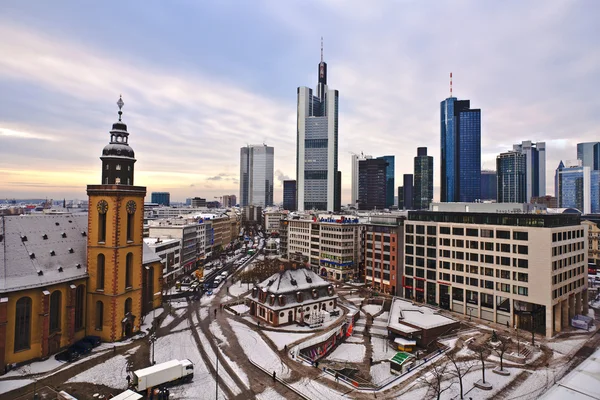 Pohled na panorama Frankfurtu hauptwache a mrakodrap ucho. — Stock fotografie