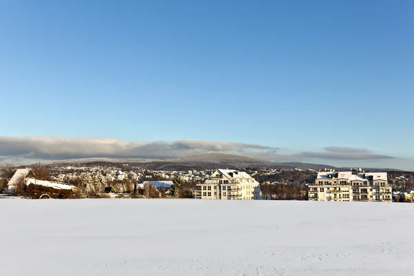 Beau paysage avec zone de logement en hiver et ciel bleu — Photo