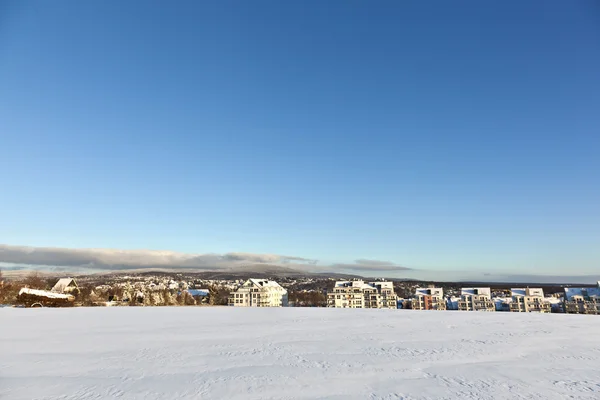Gyönyörű táj, a ház terület télen és a kék ég — Stock Fotó