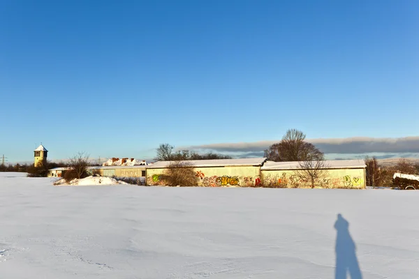 Bela paisagem com área de habitação no inverno e céu azul — Fotografia de Stock