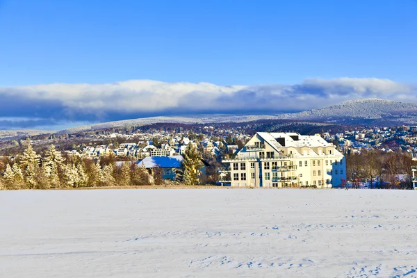 Konut alan-e doğru kış ve mavi gökyüzü ile güzel bir manzara — Stok fotoğraf