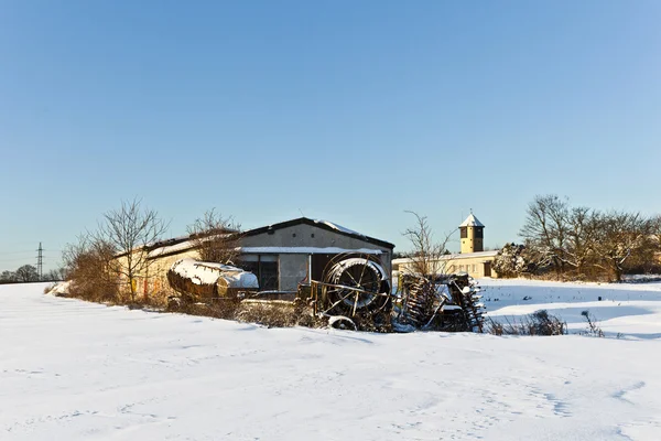 Пейзаж с жилым районом зимой и голубым небом — стоковое фото