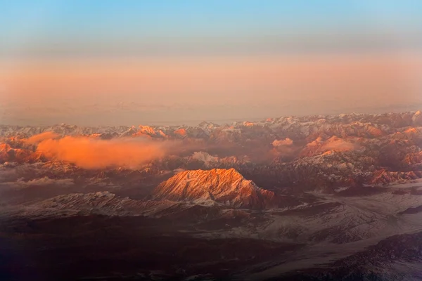 Красивый вид с самолета на горы в Ташкенте, с — стоковое фото