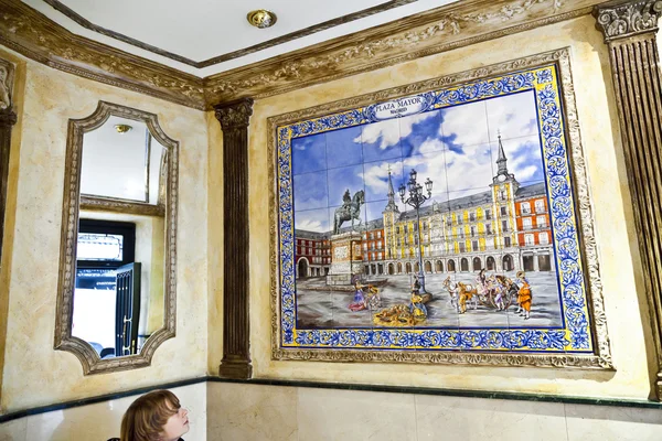 Chico mira azulejos en una casa en Madrid — Foto de Stock