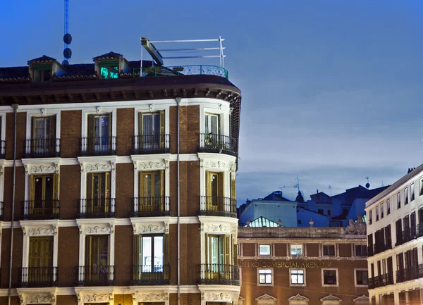 Casas antigas centro de Madrid com lofts — Fotografia de Stock