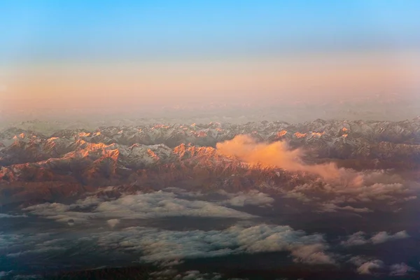 Beautiful view from the aircraft to the mountains in Tashkent, c — Stock Photo, Image