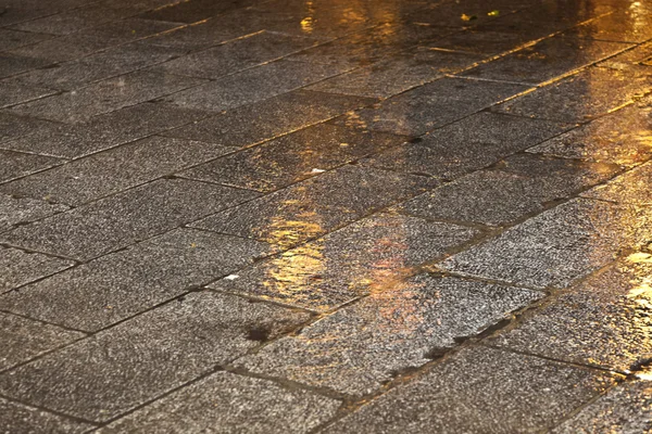 Calzada bajo la lluvia —  Fotos de Stock