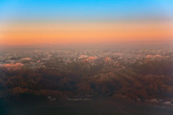 Bela vista da aeronave para as montanhas em Tashkent, c — Fotografia de Stock