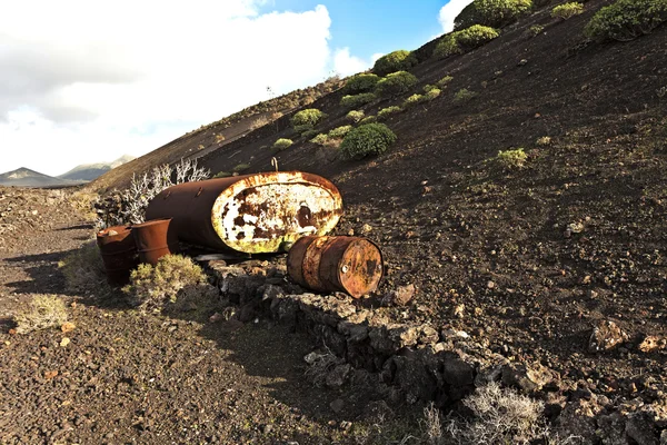 Tanque velho na paisagem vulcânica — Fotografia de Stock