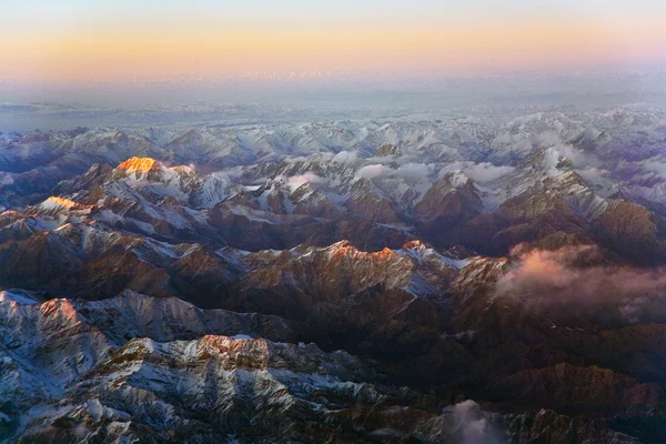 Prachtig uitzicht van het vliegtuig naar de bergen in Tasjkent, c — Stockfoto