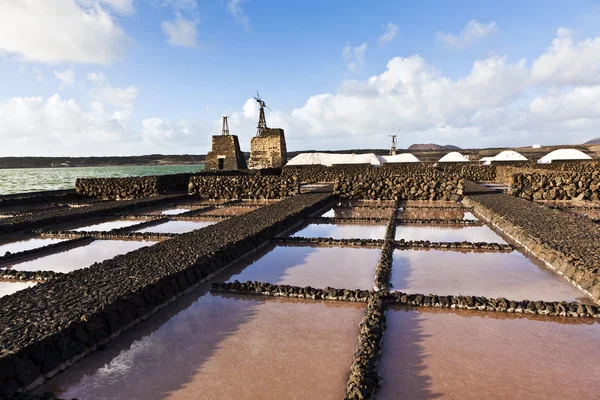 塩製油所、janubio、ランサローテ島から生理食塩水 — ストック写真