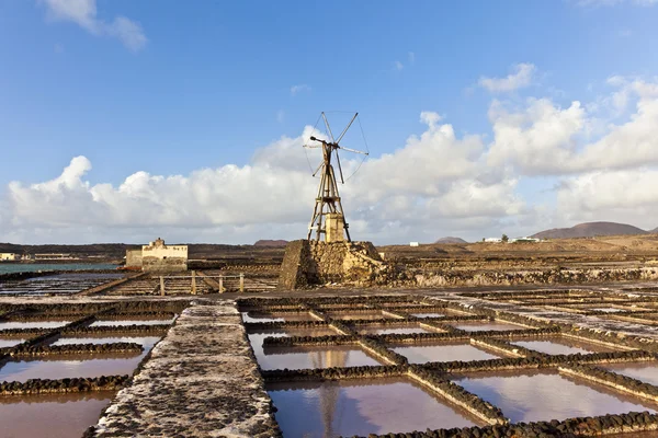 盐炼油厂、 盐水从 janubio，兰萨罗特岛 — 图库照片