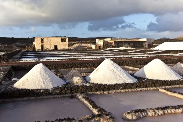 塩製油所、janubio、ランサローテ島から生理食塩水 — ストック写真