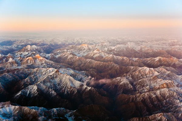 Prachtig uitzicht van het vliegtuig naar de bergen in Tasjkent, c — Stockfoto
