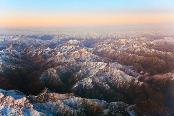 Vacker utsikt från flygplanet till bergen i Tasjkent, c — Stockfoto