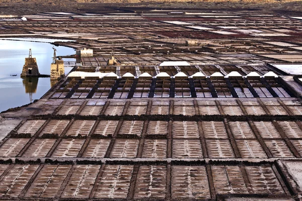 Salt raffinaderi, saltlösning från janubio, lanzarote — Stockfoto