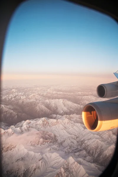 Красивый вид с самолета на горы в Ташкенте, с — стоковое фото