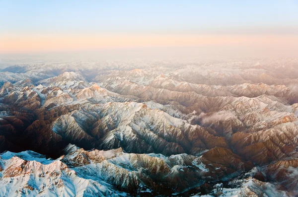 Όμορφη θέα από το αεροσκάφος προς τα βουνά στην Τασκένδη, c — Φωτογραφία Αρχείου