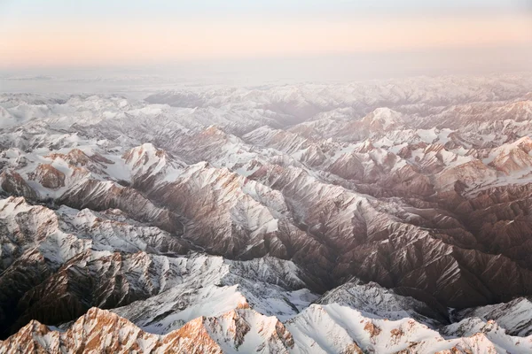 Beautiful view from the aircraft to the mountains in Tashkent, c — Stock Photo, Image