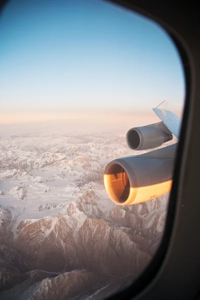 Bela vista da aeronave para as montanhas em Tashkent, c — Fotografia de Stock